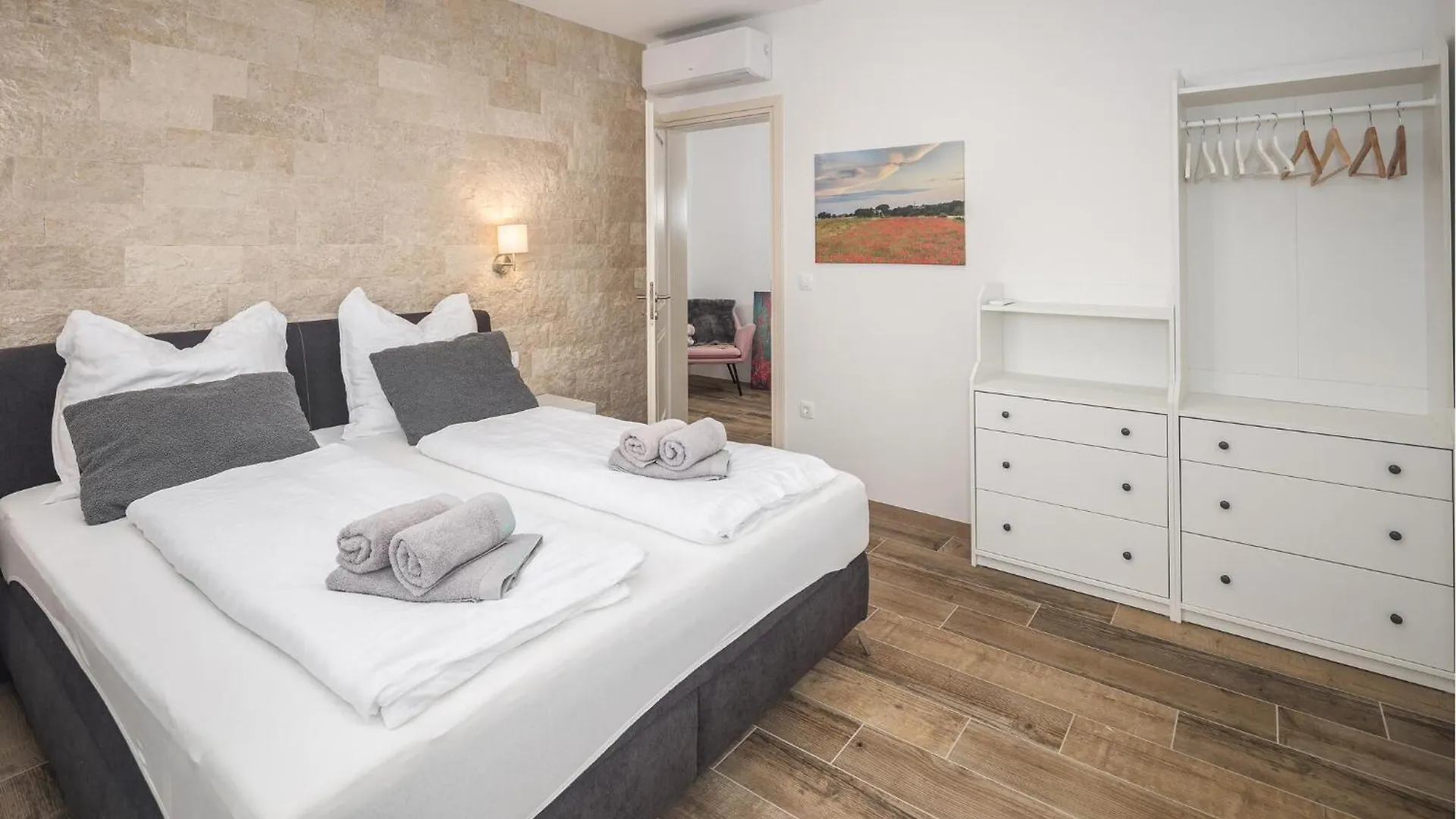 Gorgeous Home In Rojci With Kitchen Kastelir Holiday home